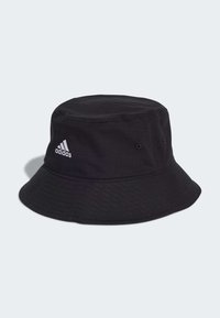 Cappello a secchiello nero realizzato in tessuto testurizzato con un ampio brim. Presenta motivi orizzontali cuciti e un logo adidas bianco sulla parte anteriore.