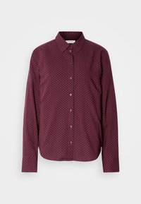 Camisa de botón burdeos con un patrón geométrico, de manga larga y con cuello clásico. Fabricada en tela texturizada con cierre frontal de botones.