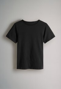 Zwart katoenen T-shirt met korte mouwen, ronde hals en rechte pasvorm. De stof oogt glad en lichtgewicht. Geen patronen of accenten.