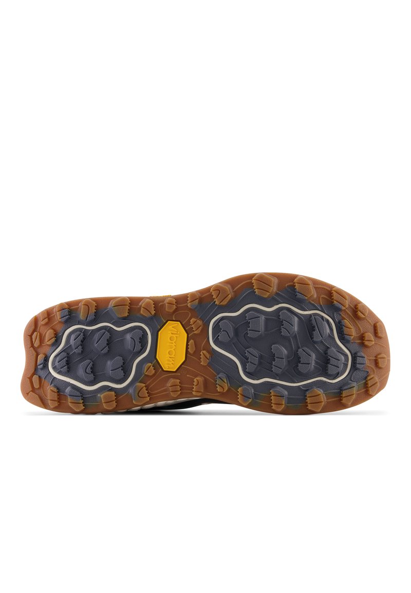 Gummisohle mit aggressivem Profil, mit grauen Bereichen und einem gelben Vibram-Logo. Texturiertes braunes und graues Design für besseren Halt.