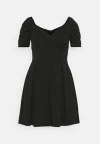 Černé šaty s krátkými vyp puff rukávy, s draped off-shoulder výstřihem a plisovanou sukní. Vyrobeno z hladké tkaniny s přiléhavým pasem.