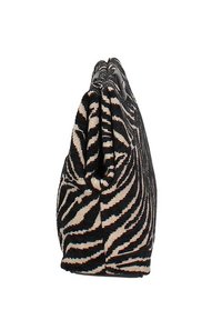 Sac à main à motif zèbre noir et crème, en tissu à texture douce, forme structurée, design plissé et accents métalliques en haut.