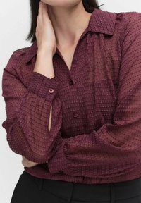 Transparante bordeaux blouse met een gestructureerd ruitpatroon, een knopenfront en lange mouwen met knopenmanchetten.