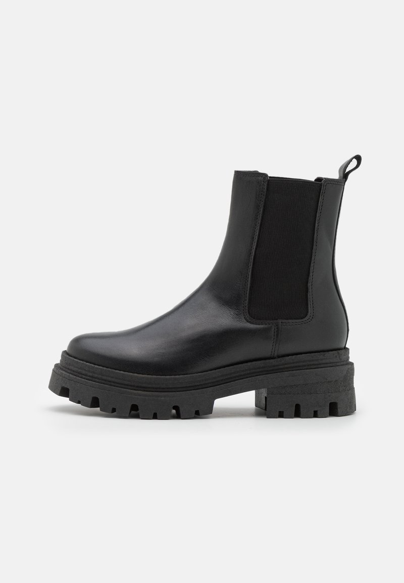Bottines en cuir noir avec des panneaux latéraux élastiques, bout rond et semelle en caoutchouc épaisse dotée de profondes rainures pour une meilleure adhérence.