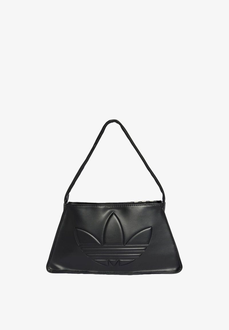 Bolsa de mão em couro preto com formato trapezoidal, apresentando um design em relevo com o logótipo da Adidas e uma alça de ombro fina. Fecho de zipper na parte superior.