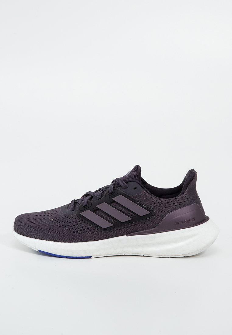 Baskets de course violettes avec un dessus en maille respirante, des accents noirs, un logo à trois rayures et une semelle de cushioning blanche présentant un motif texturé.