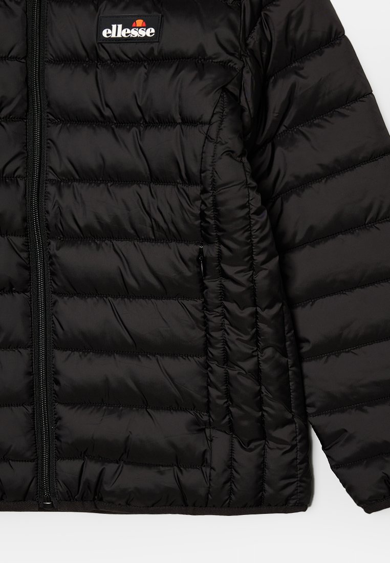 Schwarze Daunenjacke mit gestepptem Design, aus glänzendem Material. Verfügt über einen zentralen Reißverschluss und ein kleines Ellessee-Logo auf der Brust.