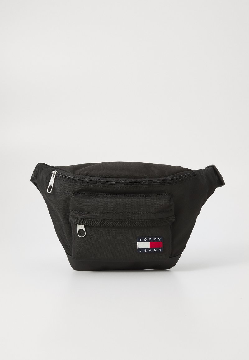 Schwarze Nylon-Gürteltasche mit einem Reißverschluss-Hauptfach, Vordertasche und einem gewebten Logo-Patch. Sie bietet eine glatte Textur und eine konturierte Form.