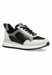 Sneaker in bianco e nero con tomaia in pelle e mesh, collare imbottito e suola in gomma con dettagli testurizzati.