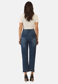 Apart MIT KRISTALLSTEINEN - Vaqueros slim fit - mittelblau