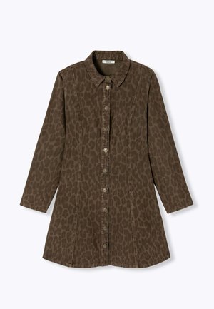 Robe-chemise imprimé léopard marron avec col, manches longues, boutonnage sur le devant, silhouette ajustée et texture lisse.