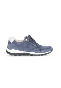 Marineblaue Wildledersneaker mit weißer Sohle, ausgestattet mit einem vorderen Reißverschluss und einer Schnürung. Bietet eine strukturierte Innensohle und einen kontrastierenden Fersendetail.
