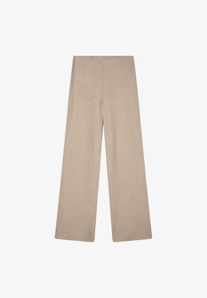 Pantaloni beige a gamba larga in maglia a coste con vita alta, senza tasche visibili né decorazioni.