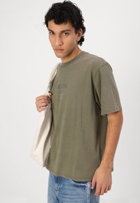 Guess Originals PRINTED BAKER  - T-shirts med print - olive mourning