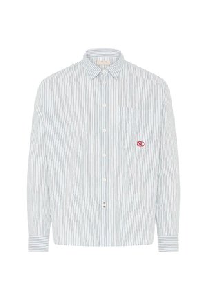 Bijela košulja dugih rukava s tankim okomitim sivim prugama, prednjim dijelom na kopčanje, džepom na prsima s malim crvenim izvezenim logom i klasičnim ovratnikom.