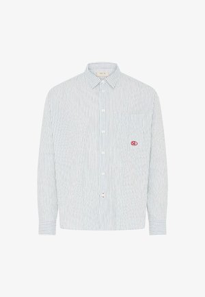 Camisa blanca de manga larga con finas rayas verticales grises, cierre frontal con botones, bolsillo en el pecho con pequeño logo rojo bordado y cuello clásico.