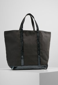 Zwarte canvas schoudertas met pailletten banden en een pailletten-accent bodem. Beschikt over een ruime indeling en stevige handvatten voor gemakkelijk vervoer.