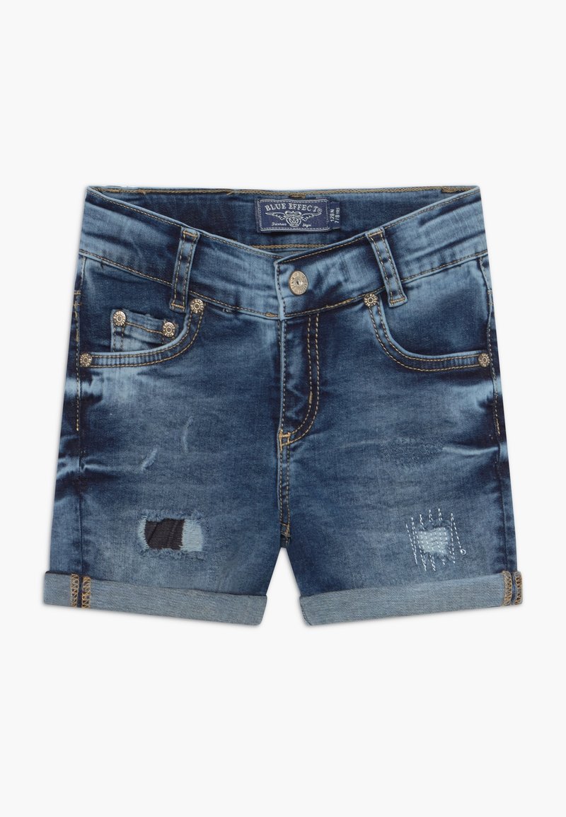 Shorts de denim con un lavado azul oscuro, que presentan parches desvaídos, dobladillos enrollados y costuras decorativas en los bolsillos y el dobladillo.