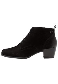 Botas de ante negras hasta el tobillo con punta afilada, diseño con cordones y un tacón bajo y apilado. Presenta sutiles detalles de costura y una cinta en la parte posterior para tirar.