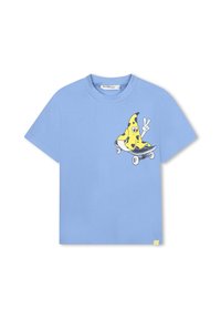 Gaiši zilas kokvilnas t-krekls ar īsām piedurknēm, uz kura attēlots dzeltenais banānu varonis uz skrituļdēļa, rādīdams miera zīmi.