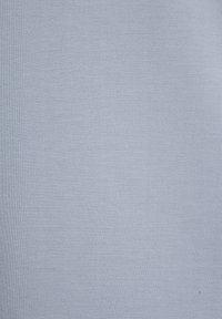 Tela de color azul claro con una textura suave y uniforme. El material parece estar tejido, sin patrones ni acentos visibles.