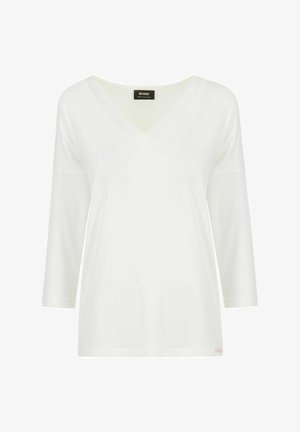 Biały top z dekoltem w kształcie litery V i rękawami o długości trzech ćwierć, wykonany z miękkiego materiału, luźny krój, z małym logotypem przy dolnej krawędzi. Gładka faktura.