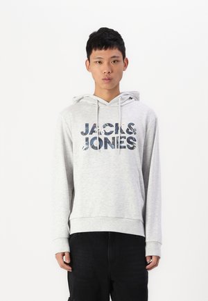 Sudadera gris claro con un bolsillo frontal, capucha ajustable con cordón y gráfico de "JACK & JONES" en colores oscuros. Tejido suave y texturizado.