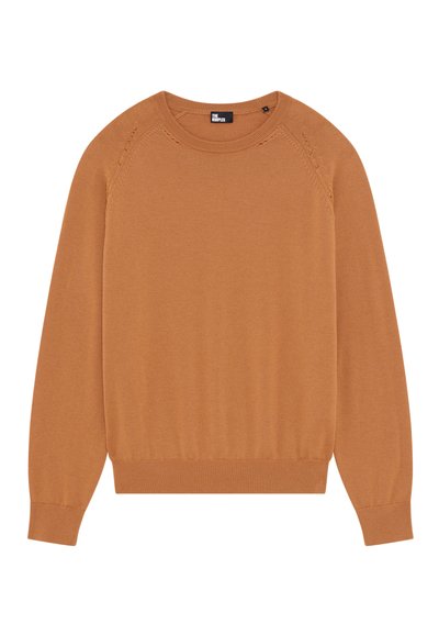 Pull marron à encolure ronde et à manches longues. Présente des poignets et un ourlet côtelés, avec des coutures décoratives aux épaules.