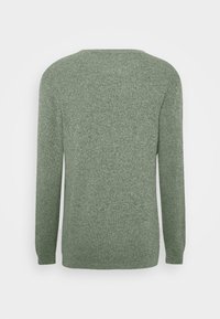 Pull vert tricoté avec un tissu texturé, manches longues et encolure ronde. Le dos est simple sans détails supplémentaires.