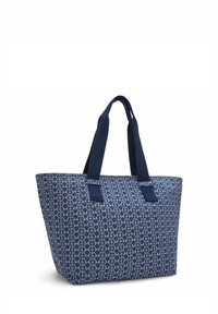 Marineblaue Tragetasche mit einem geometrischen weißen Muster, aus Stoff gefertigt. Verfügt über zwei robuste Tragegriffe und ein breites, offenes Design.
