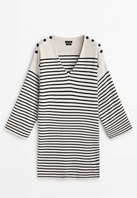 Pull blanc à col en V avec des rayures horizontales noires, manches larges 3/4 et boutons noirs le long des épaules.