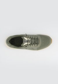 Olivgrüner Sportschuh mit Mesh-Obermaterial, flachen Schnürsenkeln und leichtem Gummisohle. Verfügt über eine verstärkte Zehenpartie und strukturierte Akzente am Obermaterial.
