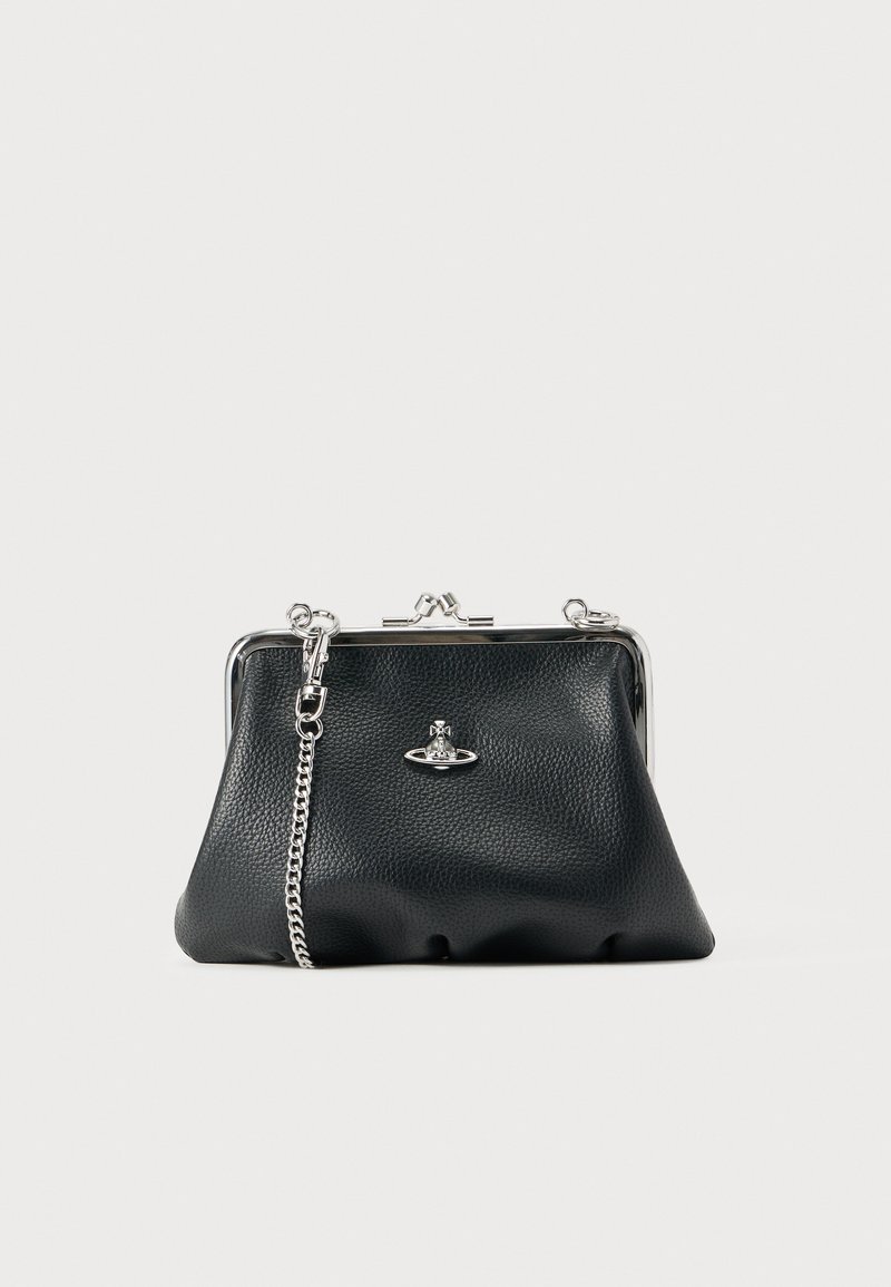 Sac à main en cuir noir avec une finition texturée, fermeture à boucle métallique argentée, bandoulière chaîne et un petit emblème décoratif sur le devant.