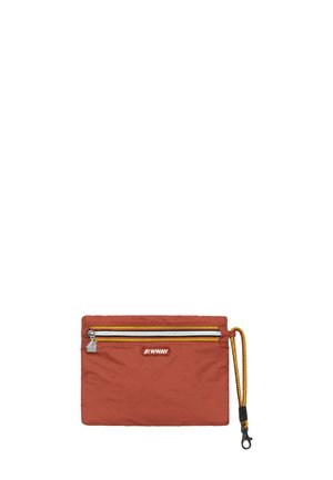 Pequeño estuche rectangular de color óxido con un bolsillo superior con cremallera, detalle de cremallera amarilla y negra y correa adjunta con clip.