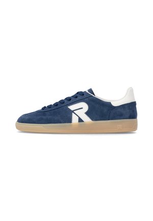 Baskets en daim bleu marine avec détail blanc au talon et grand logo blanc en zigzag "R" sur le côté, semelle en caoutchouc beige et lacets bleu marine.