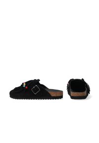 Sorte ruskindssandaler med frynser, dekorative flerfarvede perler og en spænde. Kork mellemsål og struktureret gummiydersål.