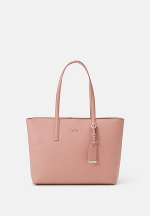 Bolso tote de cuero rosa Calvin Klein con dos asas y una etiqueta colgante sobre un fondo blanco liso.