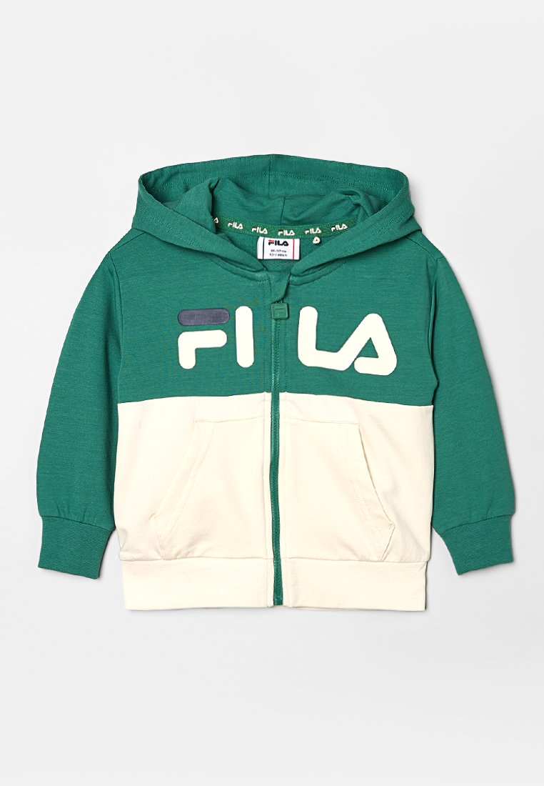 Hoodie zippé vert et beige avec une poche kangourou, arborant un grand logo "FILA" sur le devant, fabriqué en matériau doux en mélange de coton.