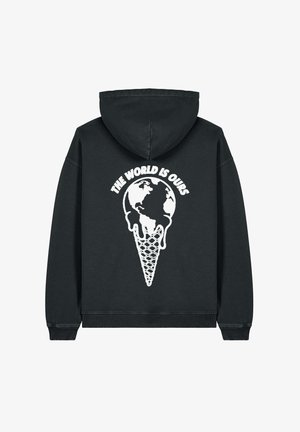Sudadera con capucha negra con un gráfico blanco de un cono de helado derritiéndose que presenta un globo terráqueo, con el texto "EL MUNDO ES NUESTRO" encima de la imagen.