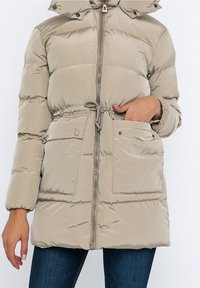 Beige Steppjacke mit Kapuze, Reißverschluss, Kordelzug in der Taille und zwei Fronttaschen. Glatte Textur mit gestepptem Muster.