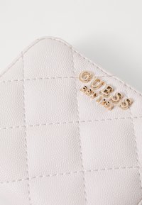 Guess CARLY SMALL ZIP AROUND - Pénztárca - stone