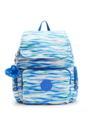 Sac à dos bleu et blanc à motifs avec un rabat, plusieurs compartiments zippés, un logo rond et un porte-clés en forme de singe bleu attaché.