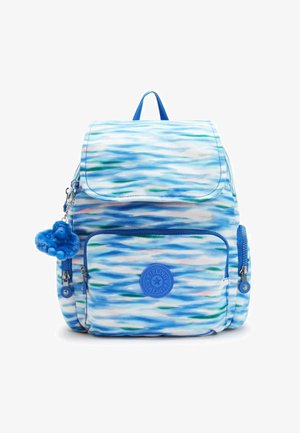 Blauer und weißer Rucksack mit einem Deckel, mehreren Reißverschlussfächern, runder Logoplatte und einem blauen Affen-Schlüsselanhänger.