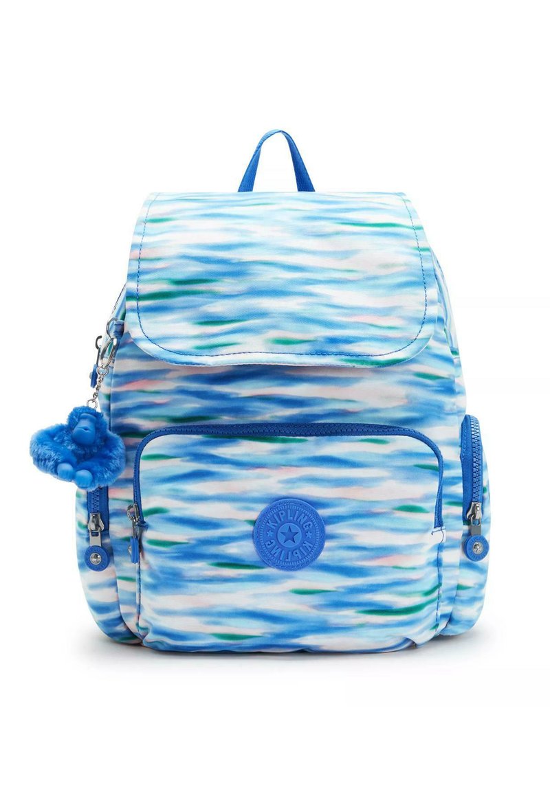 Blå och vit mönstrad ryggsäck med klaff, flera dragkedjefack, runt logotyp och en blå apa nyckelring fäst.