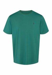 Zelené tričko s krátkým rukávem vyrobené z jemné tkaniny. Má kulatý výstřih a malé logo na levé části hrudi. Hladká textura.