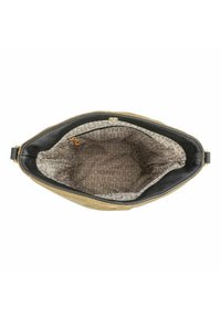 Interno di una borsa in pelle color tan, caratterizzato da una fodera beige con motivo che riporta il nome del marchio, tasca con zip e spazio aperto per gli oggetti.
