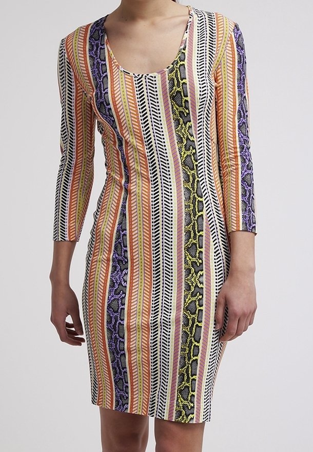 Långärmad kroppsnära klänning med ett flerfärgat randigt mönster och ormskinsaccent. Tillverkad av elastiskt material, med rundad halsringning.