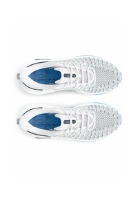 Chaussure de sport blanche avec un dessus texturé, accent bleu sur la semelle intérieure et lacets blancs. Elle présente une pointe arrondie et une semelle rembourrée.