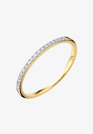 Bague en or avec une surface lisse et polie, présentant une rangée de petites gemmes rondes et transparentes serties le long du bord supérieur.