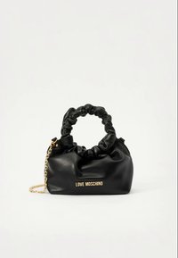 Crna kožna torba s naboranim vrhom, zlatnim lancem kao remenom i utisnutim logotipom "LOVE MOSCHINO" sprijeda. Glatka tekstura i zaobljen oblik.